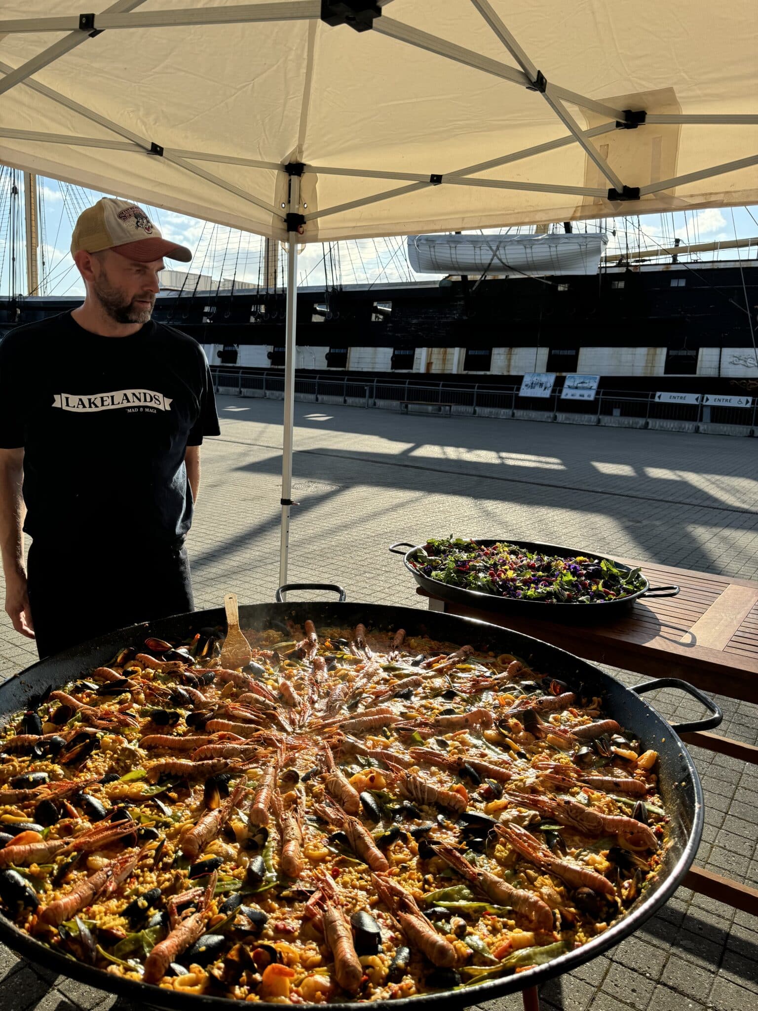 Paellakokken ved den store pande til et festivalarrangement
