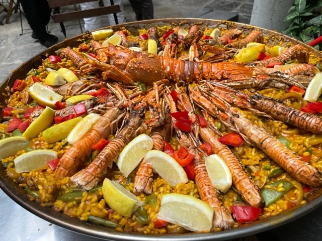 Stor paella med langustiner tilberedt på stedet