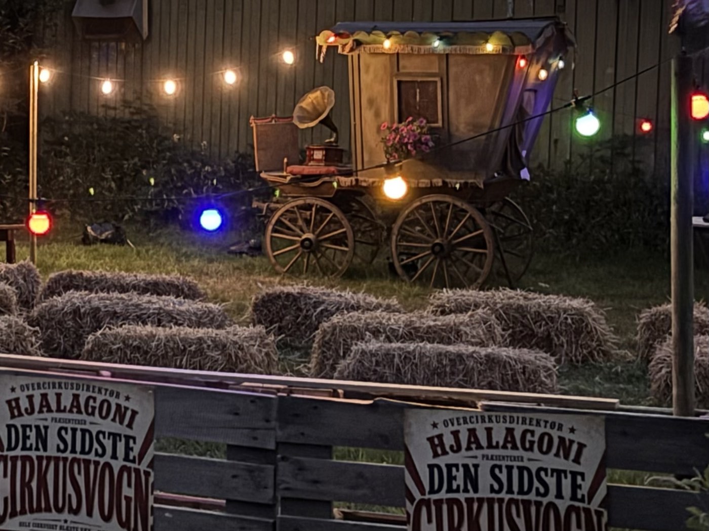 Cirkusvognen med grammofon og halmballer, klar til forestilling